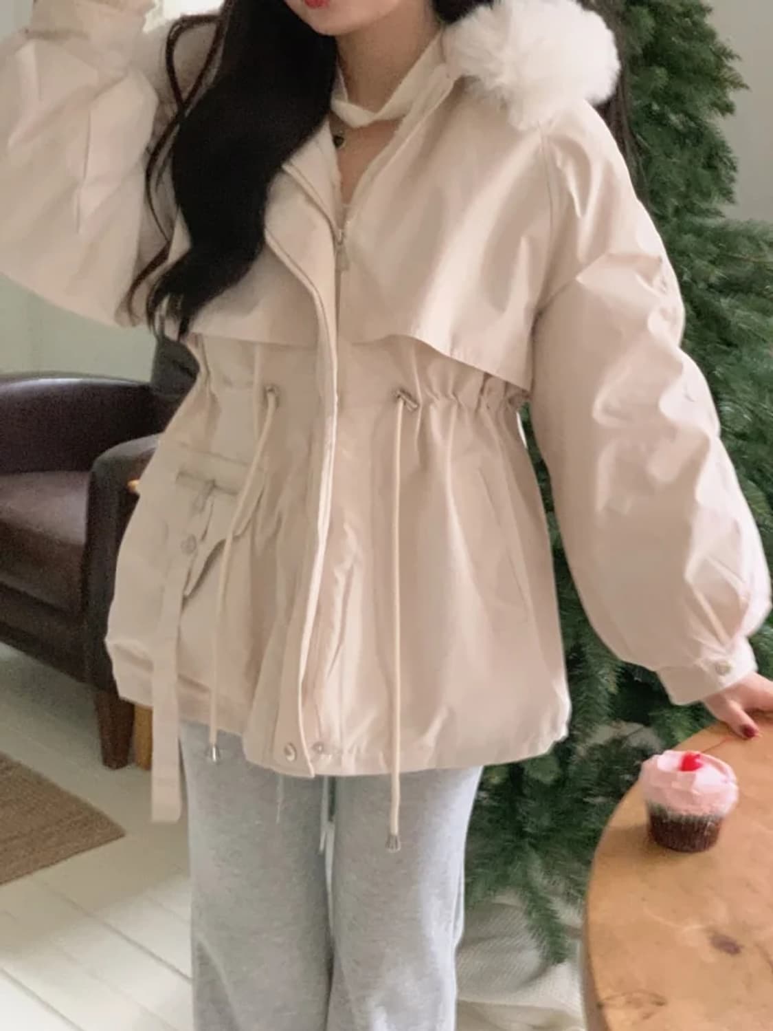 급처/새상품급)온마이원 윈터 퍼 버클 포켓 스트링 패딩 아이보리 상품이미지5