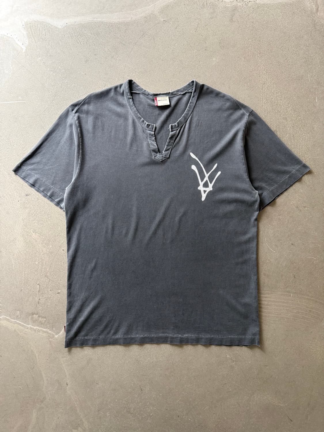 Levi’s Distressed Cut Neck Faded Tee 상품이미지1