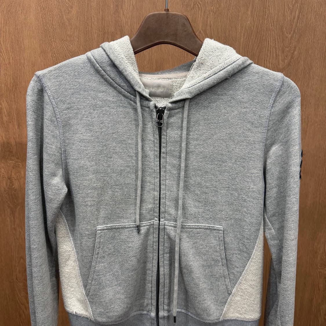 쟈딕 앤 볼테르 후드 집업 자켓 크라운 이니셜 자수 패치 디테일 그레이 상품이미지4