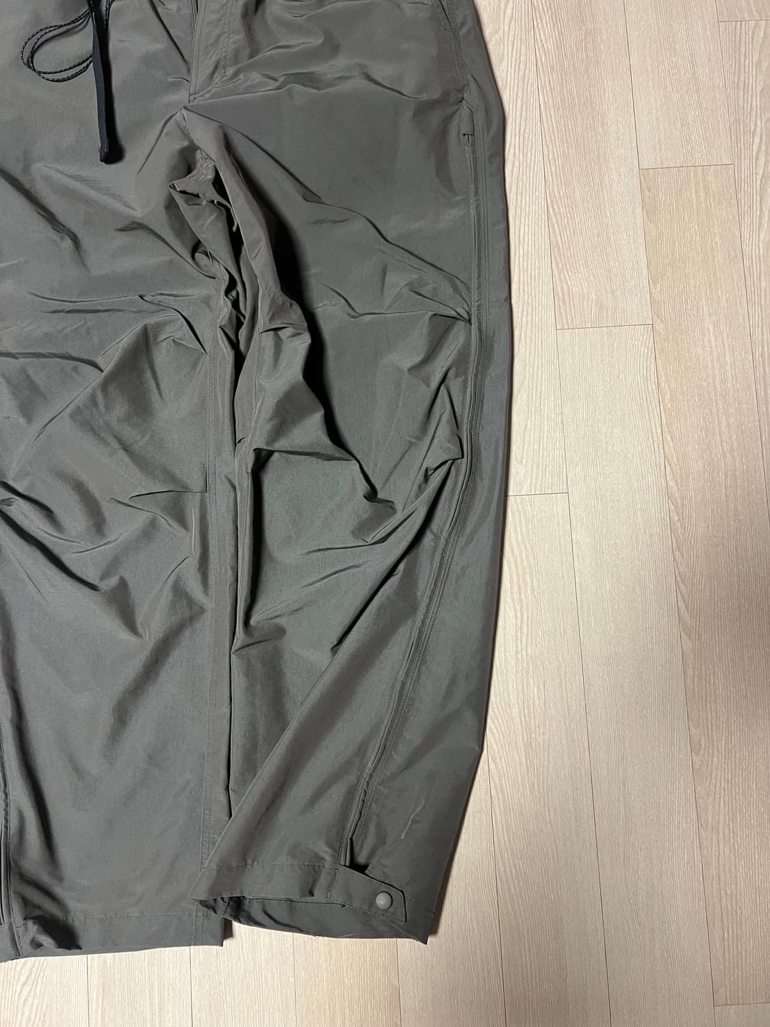 무탠다드 시티 레저 NP 사이드 지퍼 파라슈트 팬츠 [머드 그레이 상품이미지3