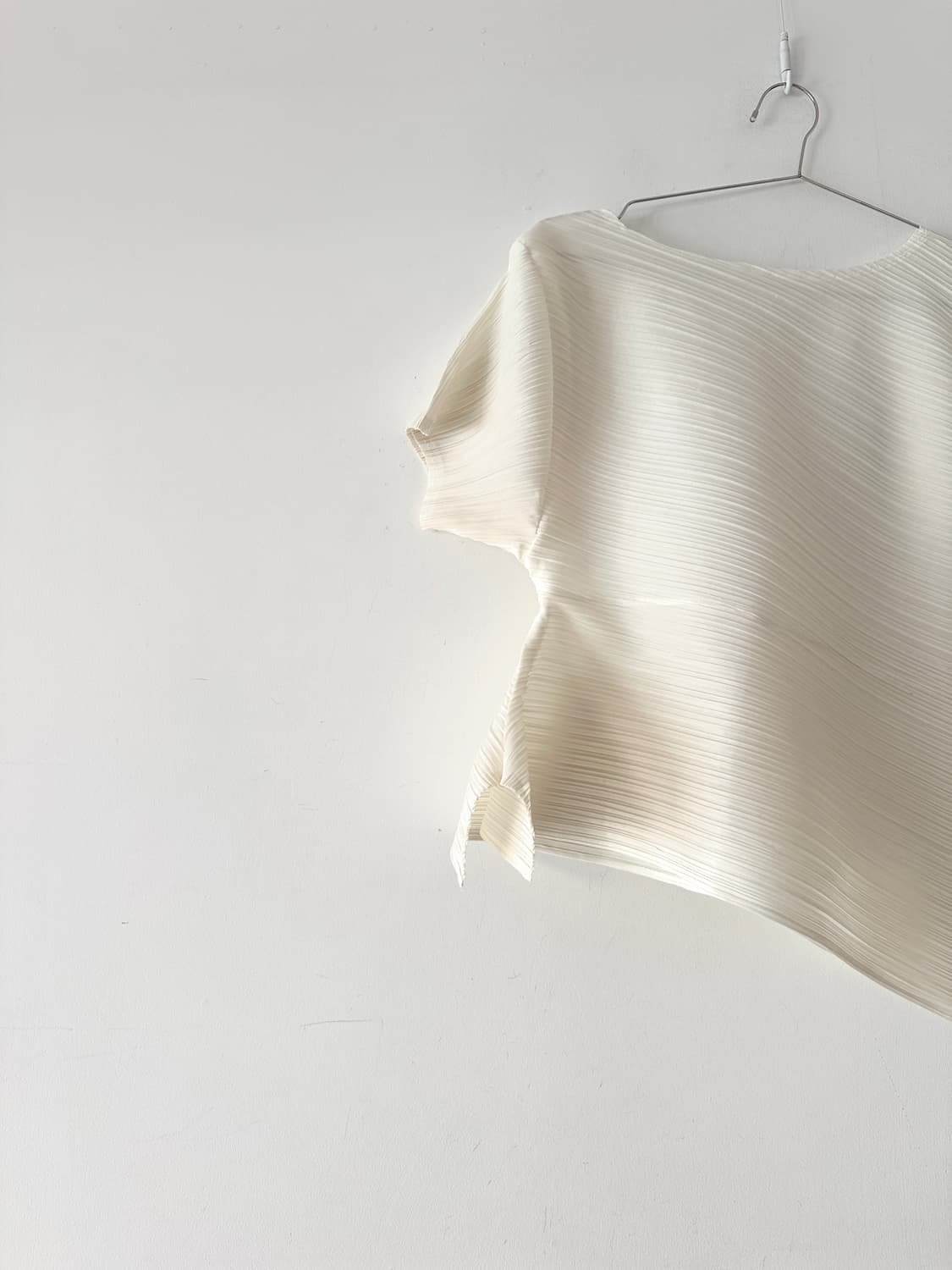 Contour fly pleats top / white 상품이미지2