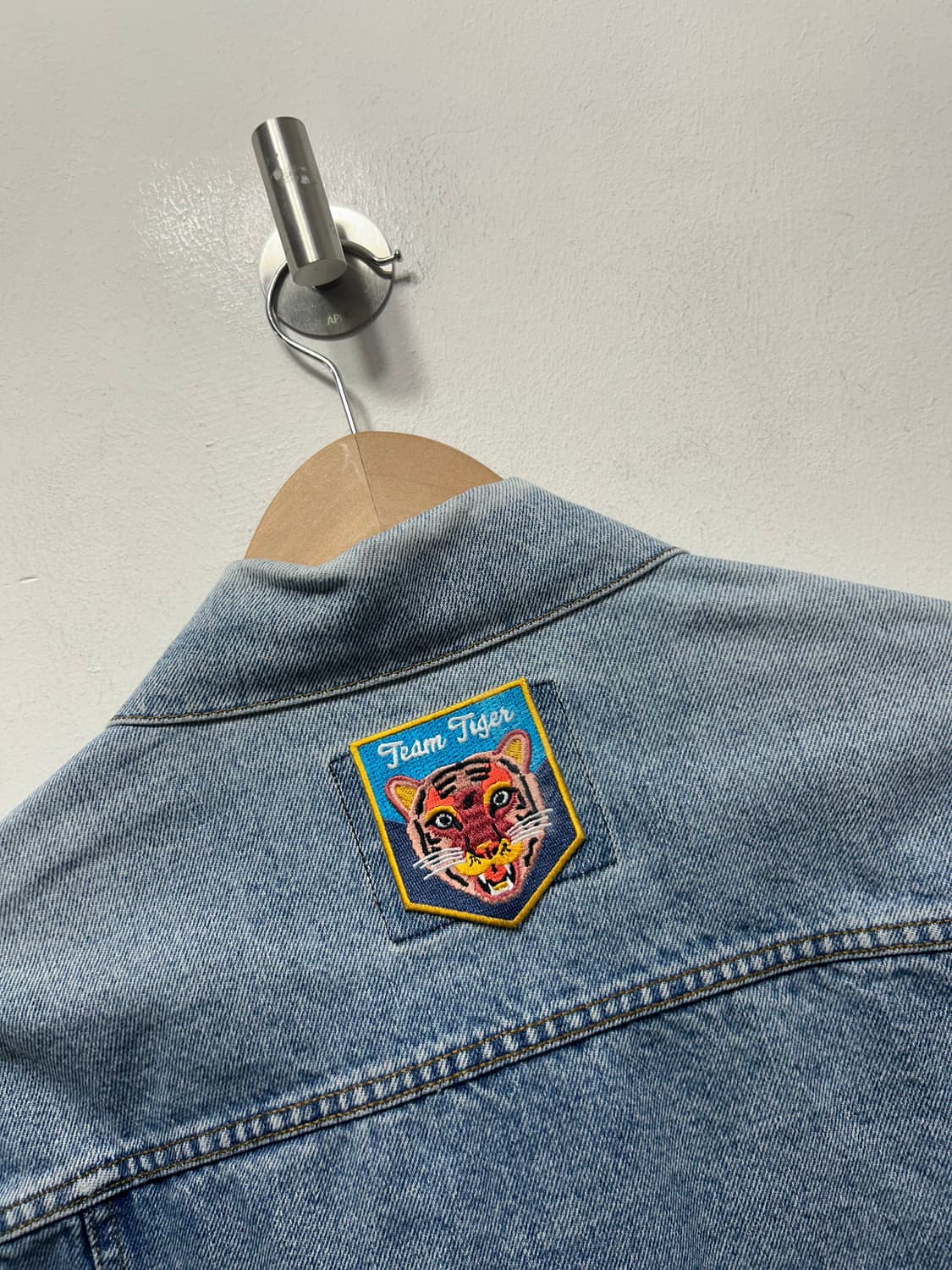리바이스 여성 연청 데님자켓 타이거 자수 F 상품이미지3