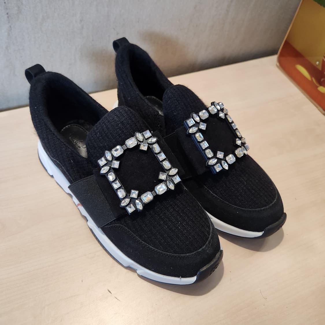 “블랙 니트✨ 주얼 스퀘어 버클 스니커즈 — LEAD HAND CRAFT 상품이미지1