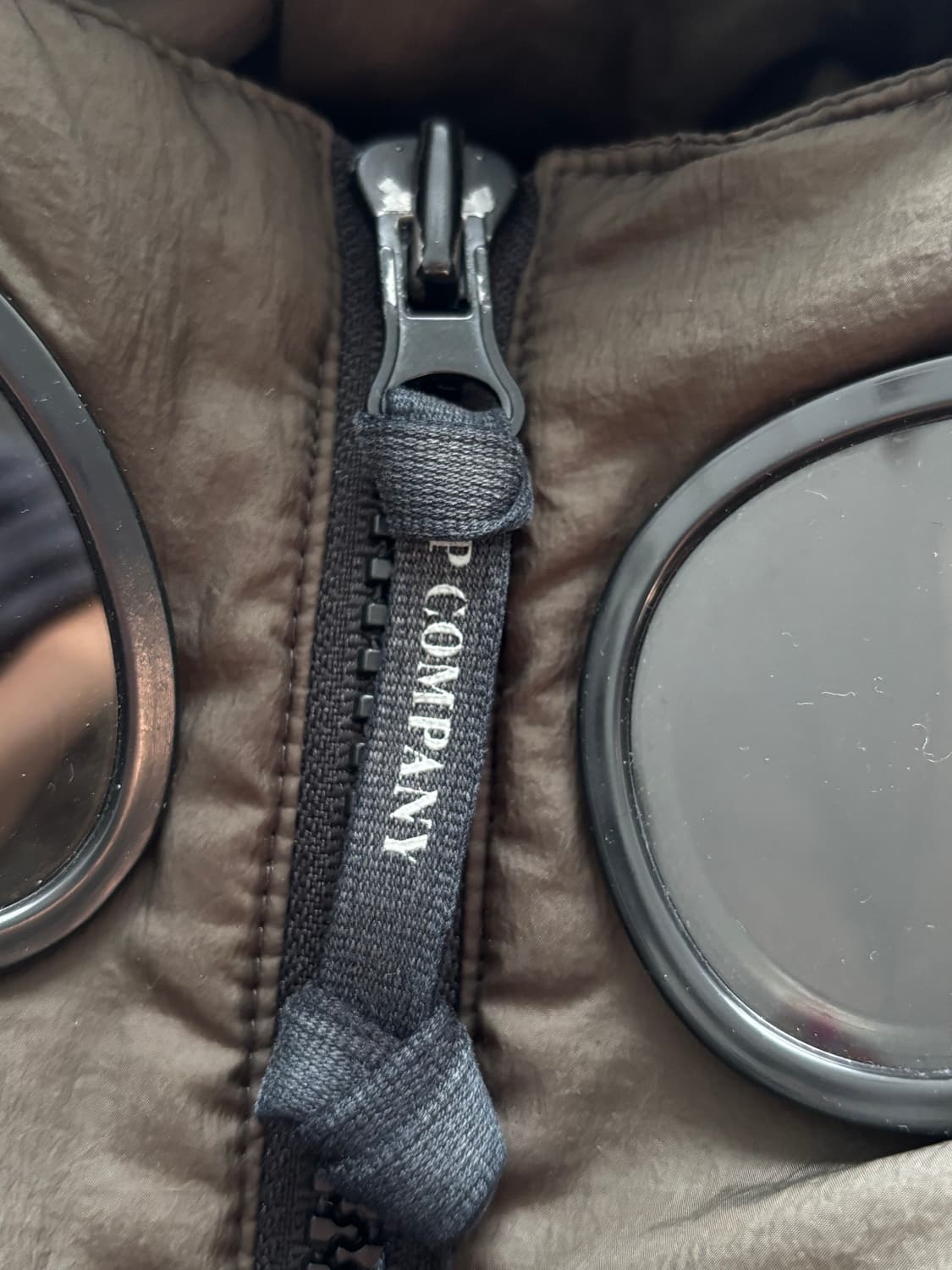 C.P. Company CP 컴퍼니 카키브라운 고글 다운 패딩 상품이미지3