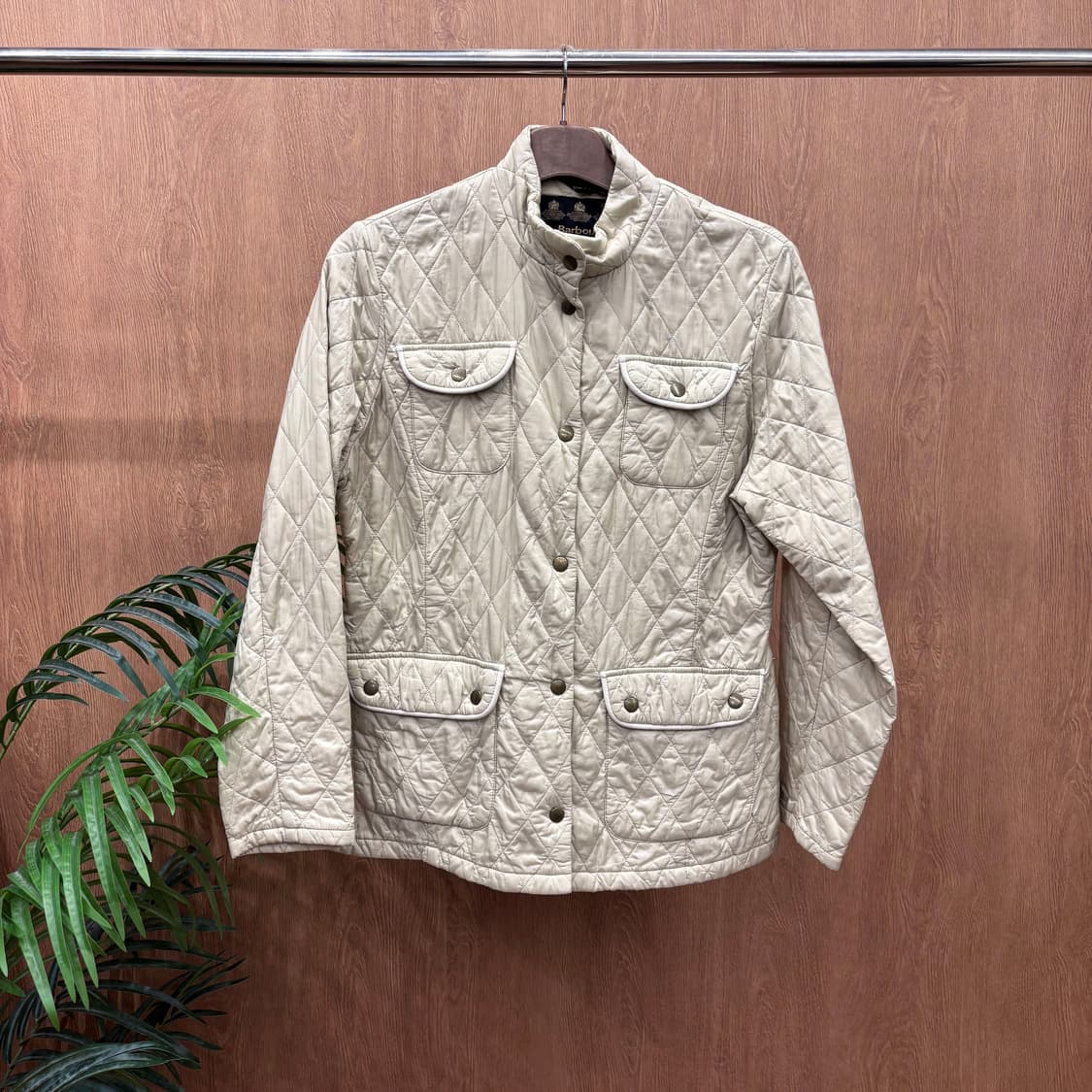 바버 퀄팅 자켓 하이넥 스탠드 카라 허리 양쪽 버튼 탭 디테일 아이보리 상품이미지1