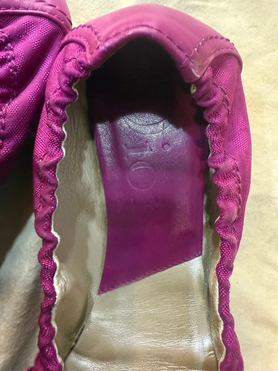 37/240 정품 디올 스터드 장식 발레 플랫슈즈 팝니다 상품이미지2