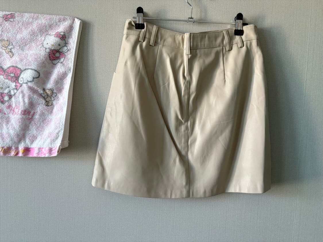 화이트 베이지 단추 디테일 가죽 치마 상품이미지2