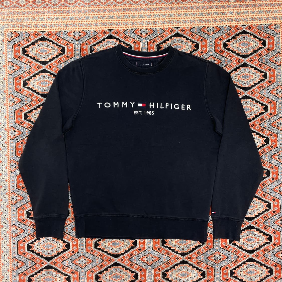 타미힐피거 스펠로고 블랙 기모 맨투맨 남성M 상품이미지1