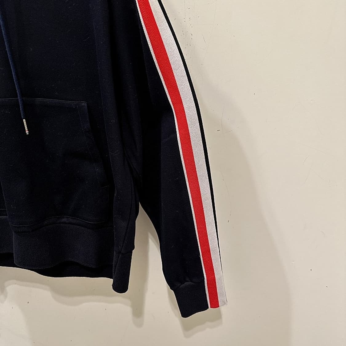 톰 브라운 남성 네이비 사이드 스트라이프 풀오버 후드  상품이미지3