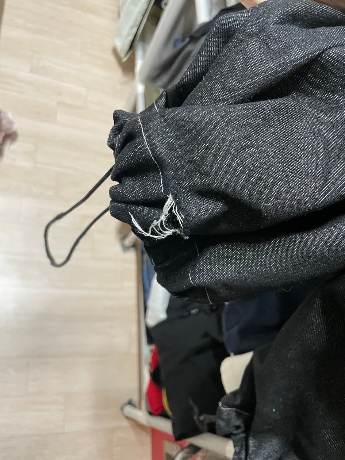 아캄 Knee Pin-tuck Printed Denim Pants 상품이미지5