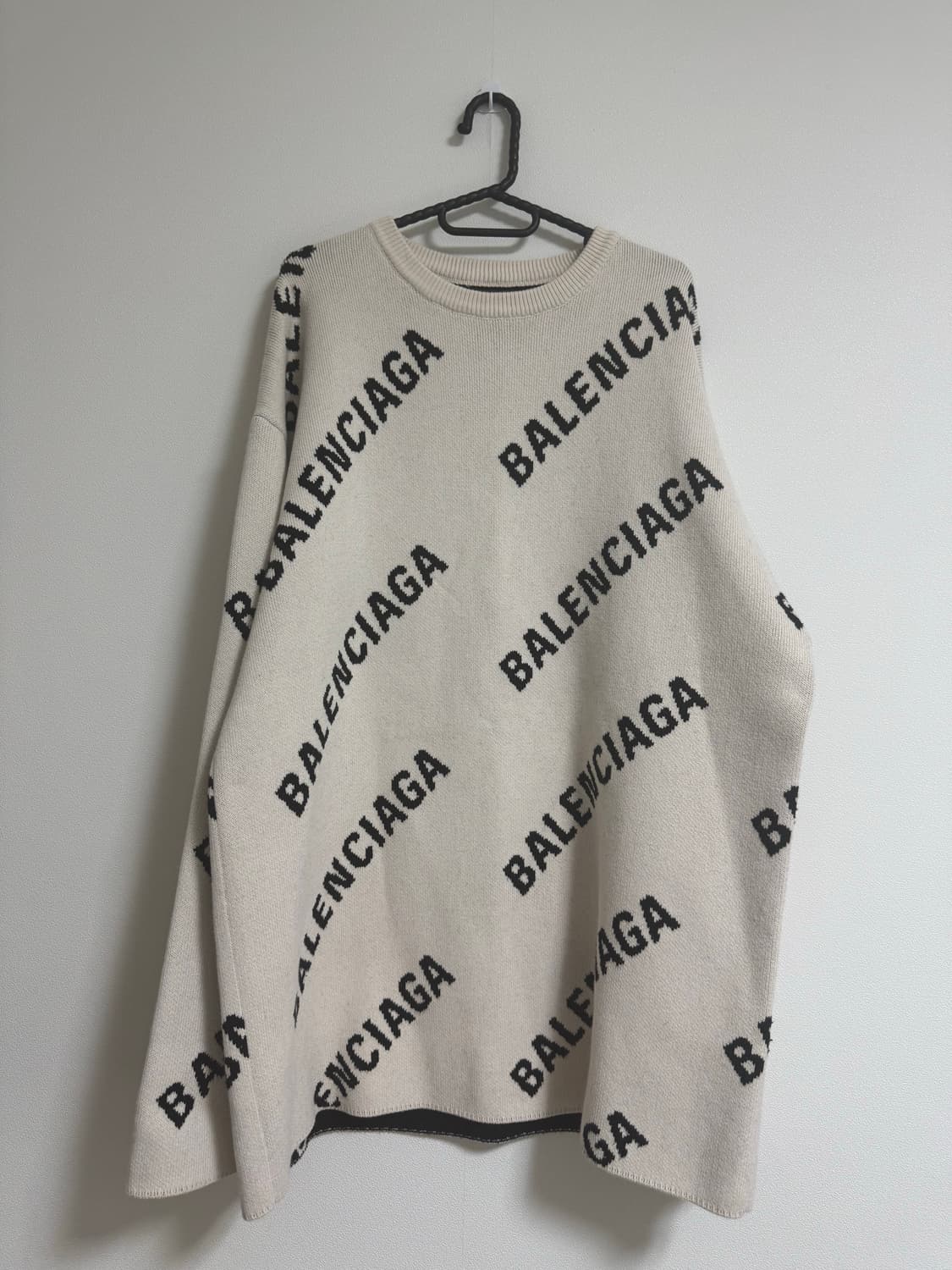 발렌시아가 올오버 로고 크루넥 아이보리 니트 L (정품) 상품이미지2