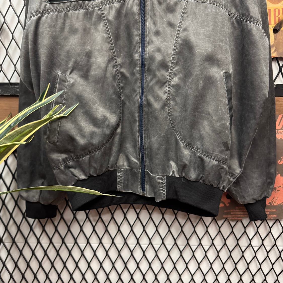 스타터 X NFL 레이더스 플라이트 바시티 자켓 후면 빅로고 포인트 차콜 상품이미지4