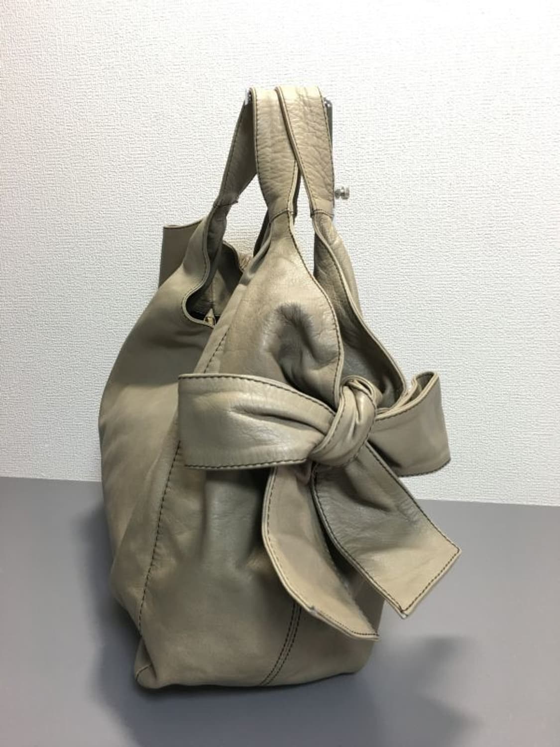 발렌티노 보우 레더 토트백 상품이미지3