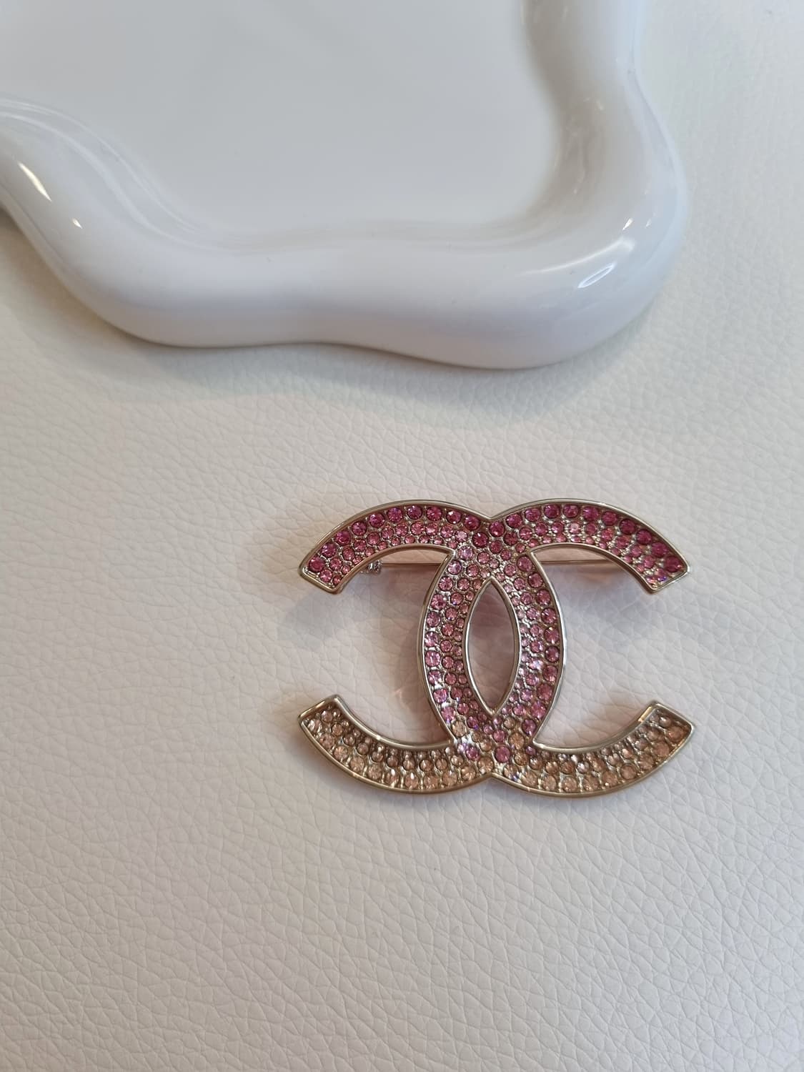 샤넬 핑크그라데이션 CC로고 브로치 업사이클링 상품이미지1