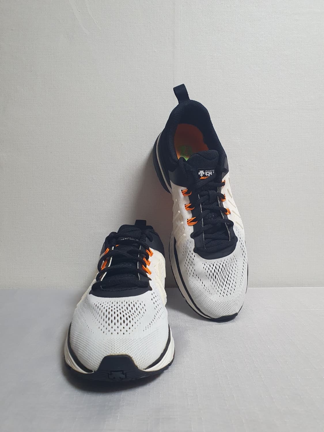 데상트 토닉 3.0 러닝화 화이트 블랙 오렌지 280mm 상품이미지4
