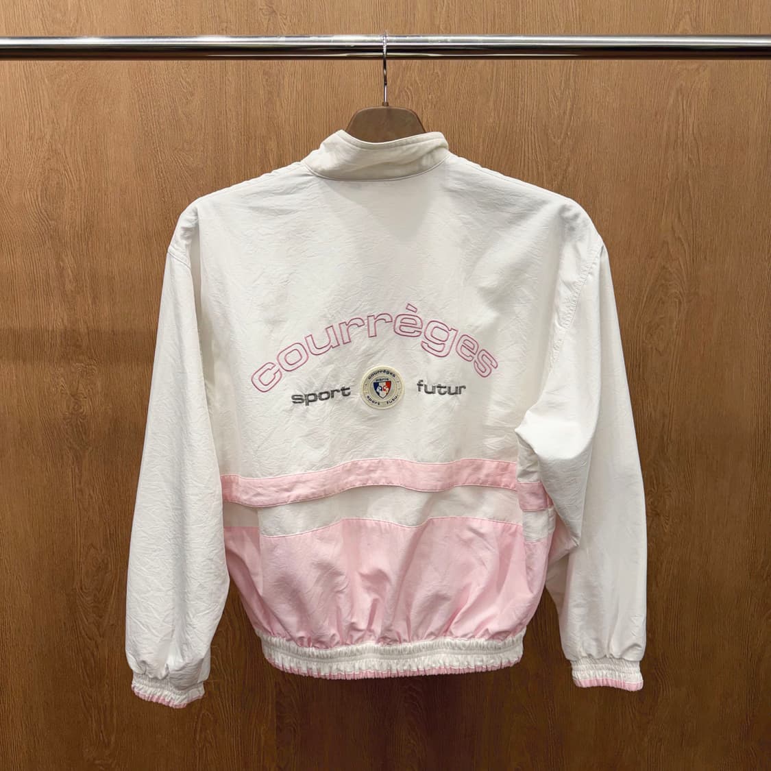 꾸레쥬 스포츠 퓨처 윈드 브레이커 핑크 배색 로고 자수 패치 화이트 상품이미지3
