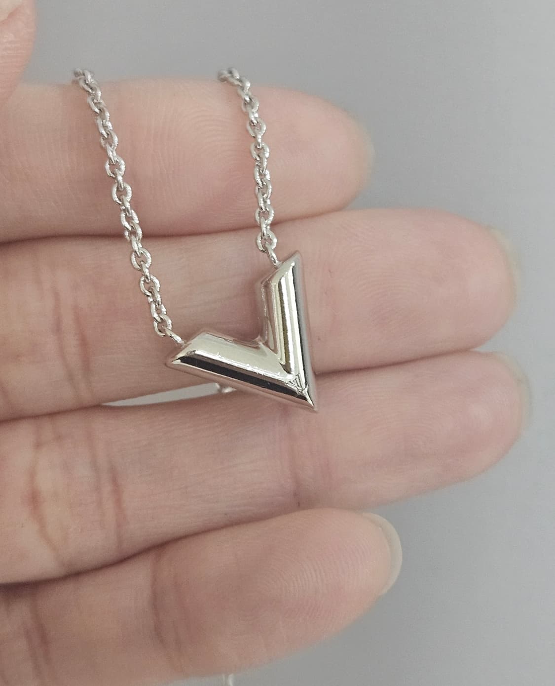 [상태최상] 루이비통 에센셜 V목걸이 실버 신형 [정품] 상품이미지5