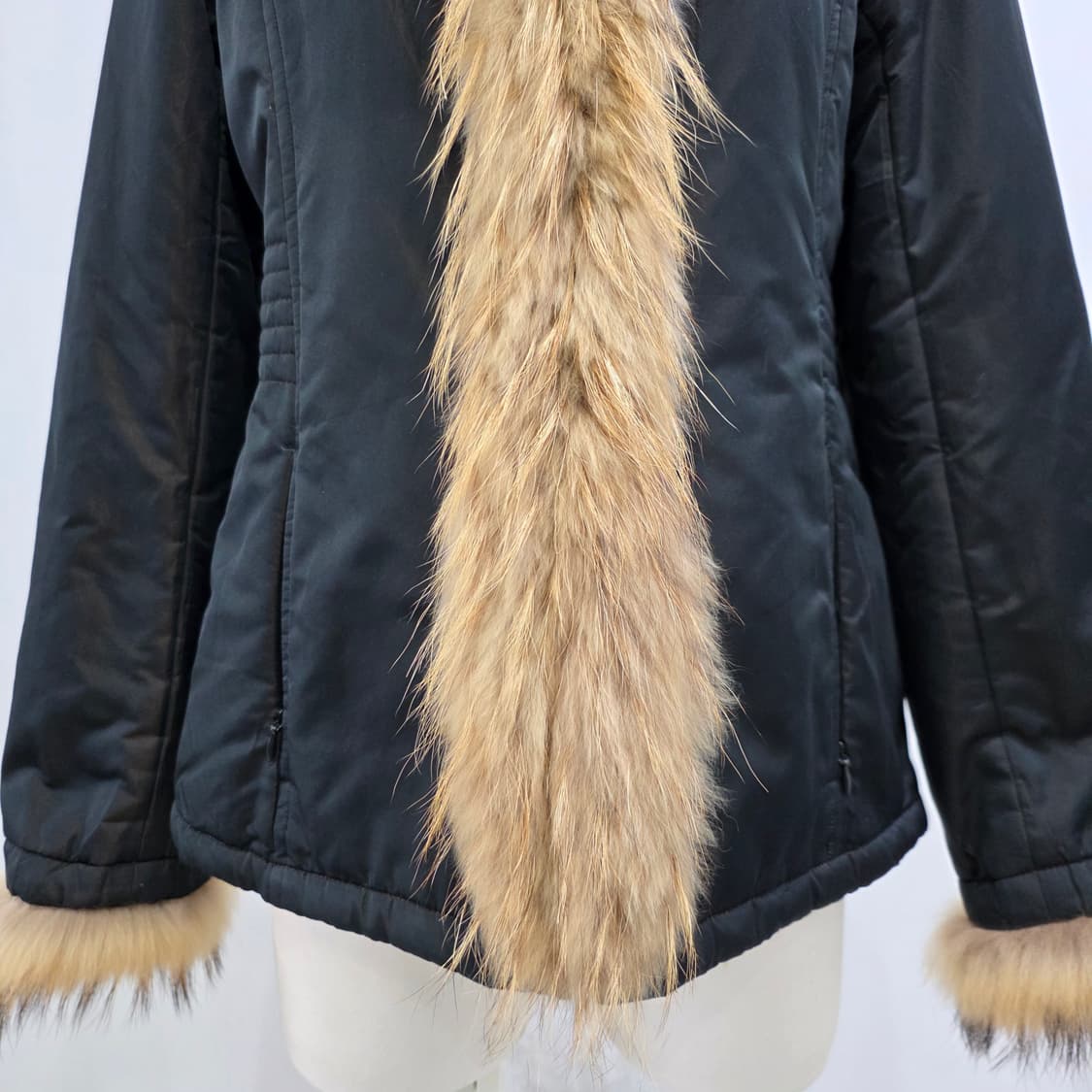 Mon 블랙 실크 라쿤 퍼 트리밍 하이넥 패딩자켓 상품이미지6