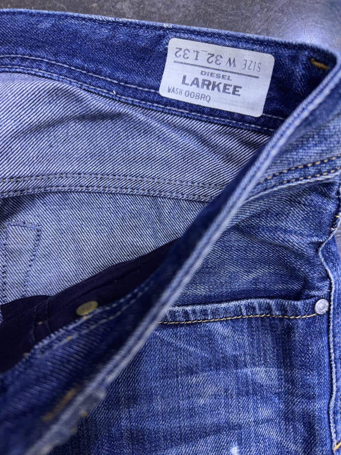 디젤 라키 빈티지 데미지 워싱 레귤러 스트레이트핏 데님팬츠 32 상품이미지9