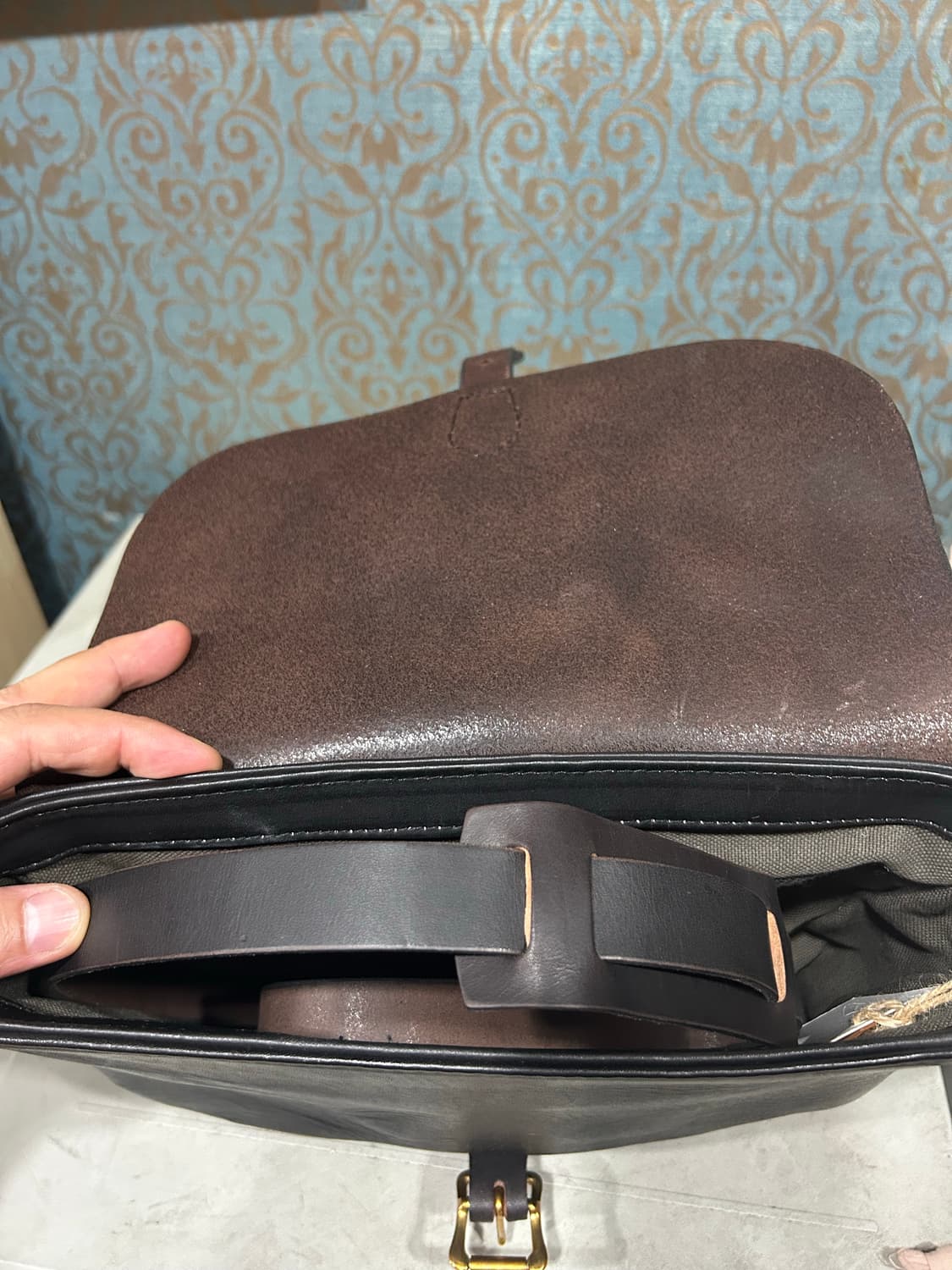 VASCO LEATHER POSTMAN SHOULDER BAG / BRO 상품이미지5