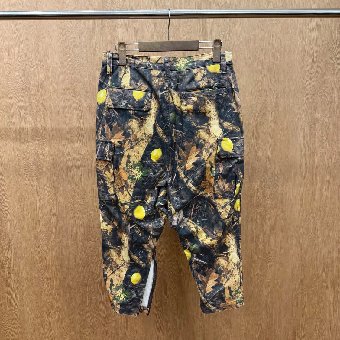 페노메논 7부 카고 팬츠 리프 레몬 패턴 밑단 사이드 지퍼 디테일 브라운 상품이미지3