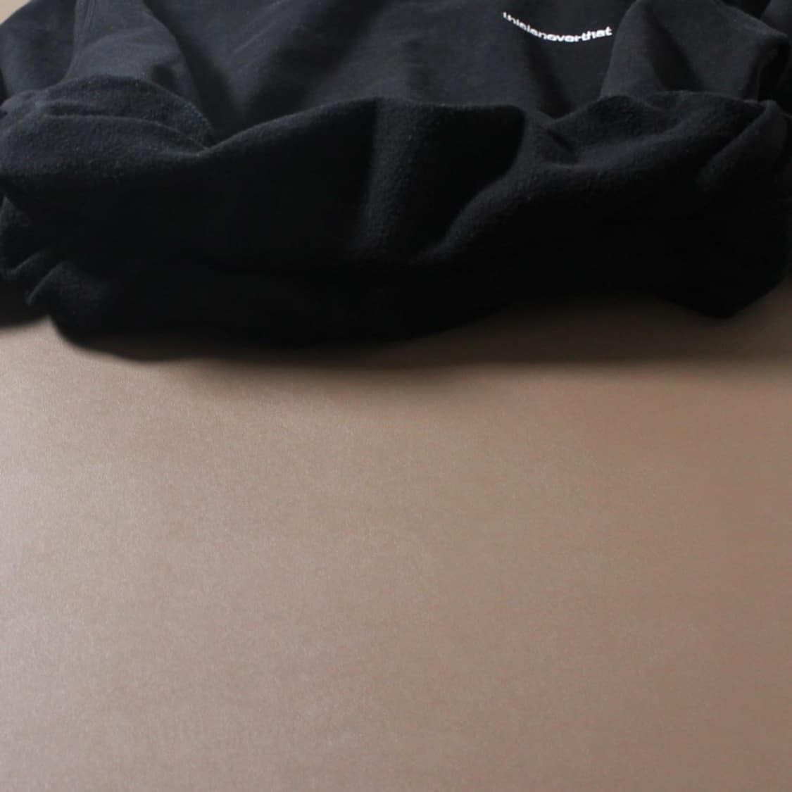Thisisneverthat 디네뎃 블랙 맨투맨 상품이미지4