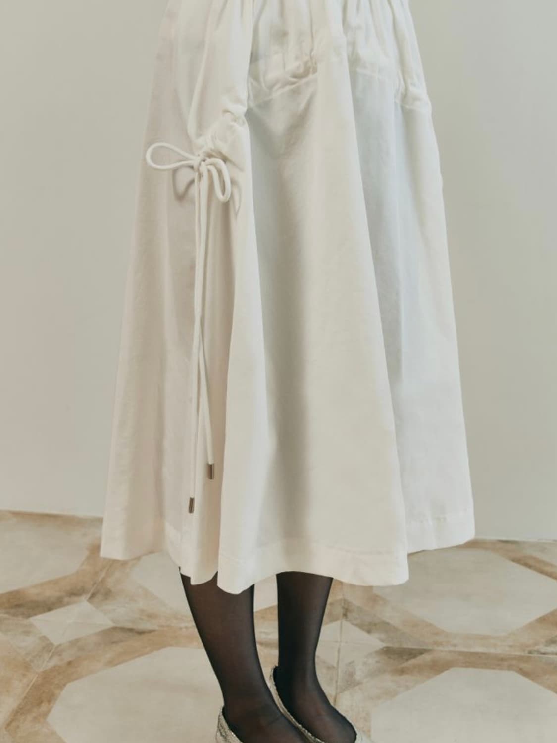 아미디 플레어 스트링 롱스커트 화이트 상품이미지1