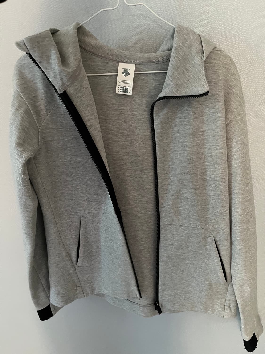 데상트 회색 집업 상품이미지1