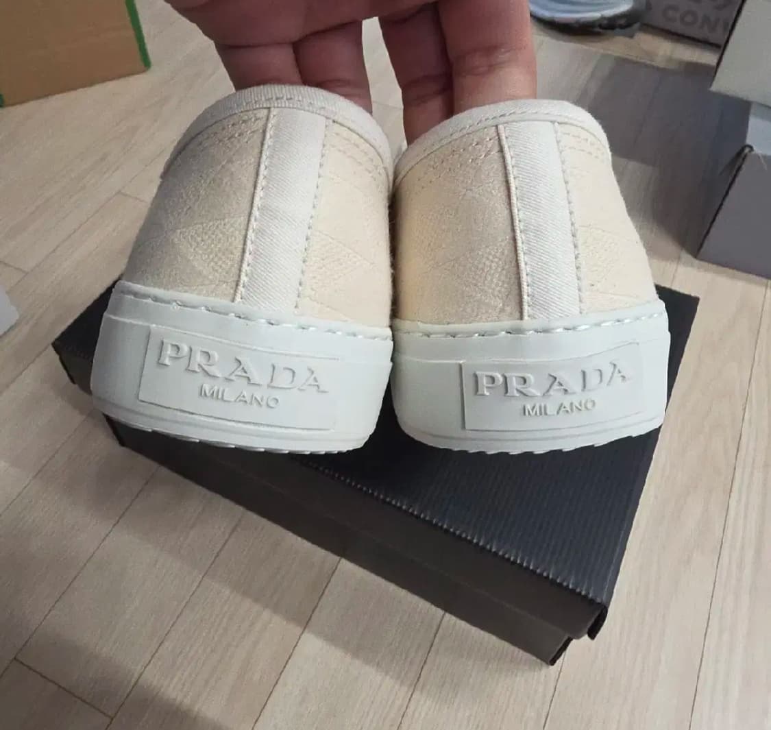 프라다 삼각로고 캔버스 로우탑 스니커즈 UK 9 사이즈 상품이미지3