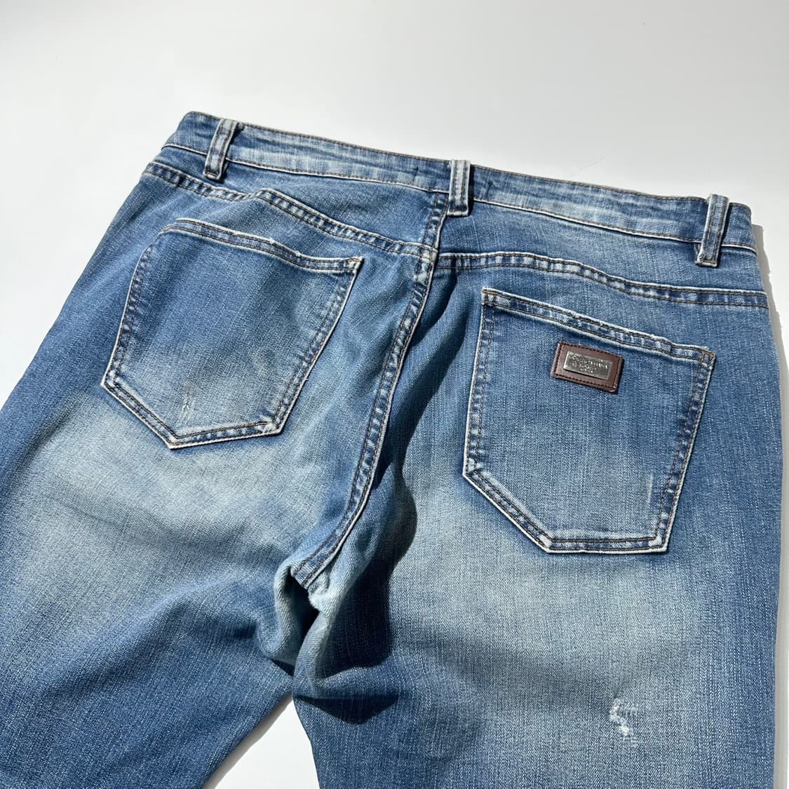 돌체 앤 가바나 메탈 플레이트 워시드 데님 팬츠 상품이미지3