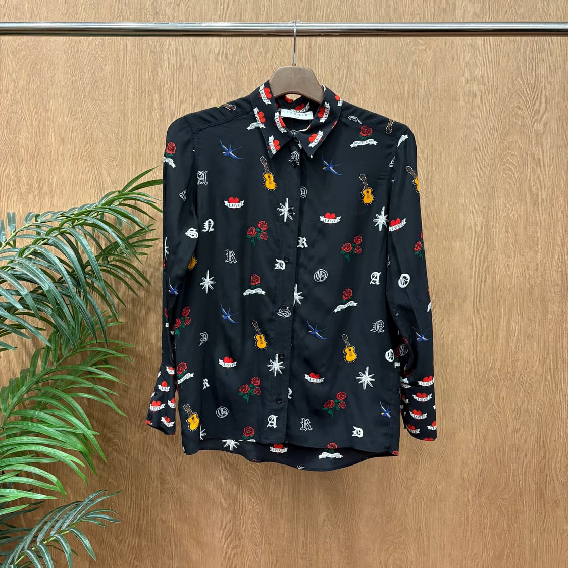 산드로 긴팔 실크 셔츠 하트 기타 장미 프린트 패턴 디테일 블랙 상품이미지1