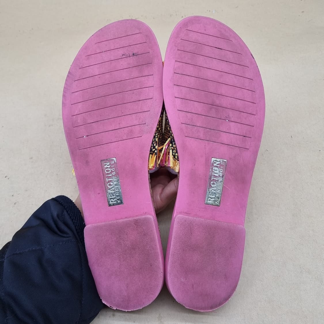 케네스 콜 리액션 여성슬리퍼 250 상품이미지3