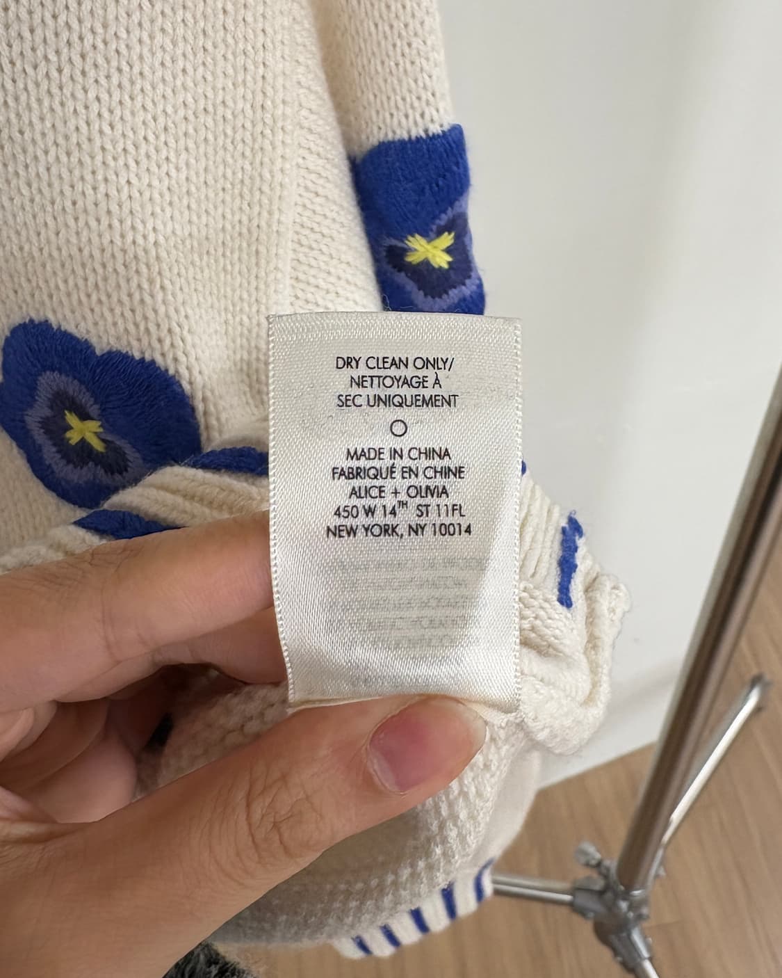 앨리스 앤 올리비아 아이보리 브리짓 엠브로이드 크롭 가디건 상품이미지9