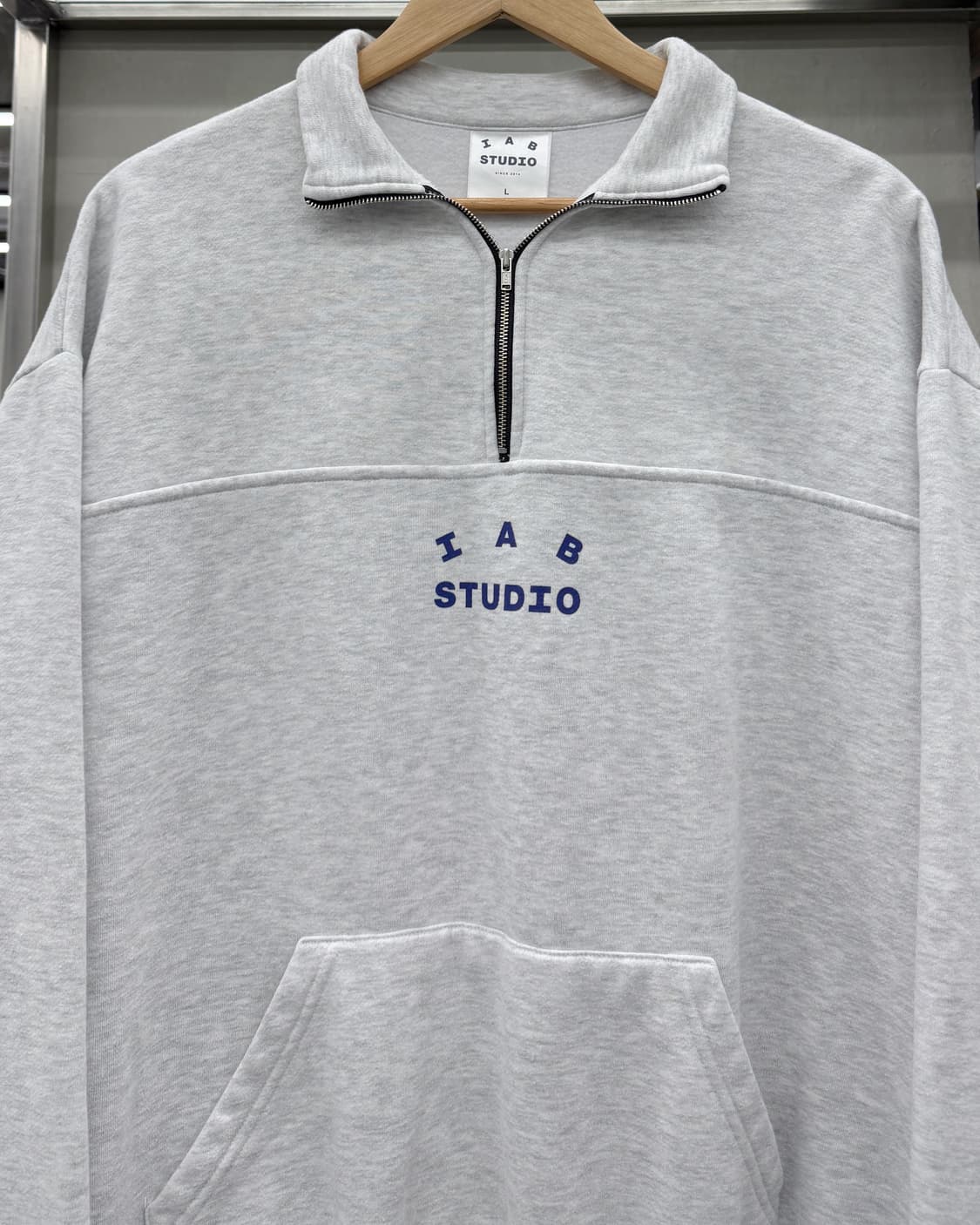 아이앱 IAB STUDIOS 아치로고 하프집업 스웻 셔츠 맨투맨 상품이미지6