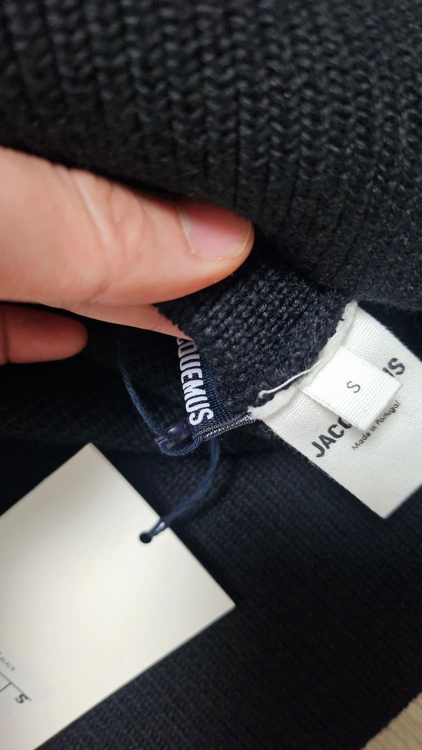 (새상품)자크뮈스 메리노울 넥 크롭 집업 스웨터 블랙/S 상품이미지3