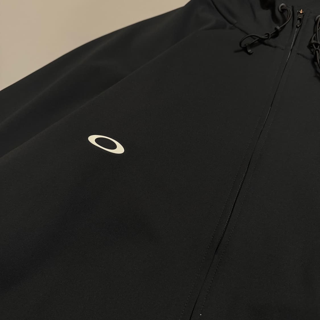 오클리(OAKLEY) 블랙 인핸스 그리드 폴리에스터 후드 윈드브레이커 상품이미지5