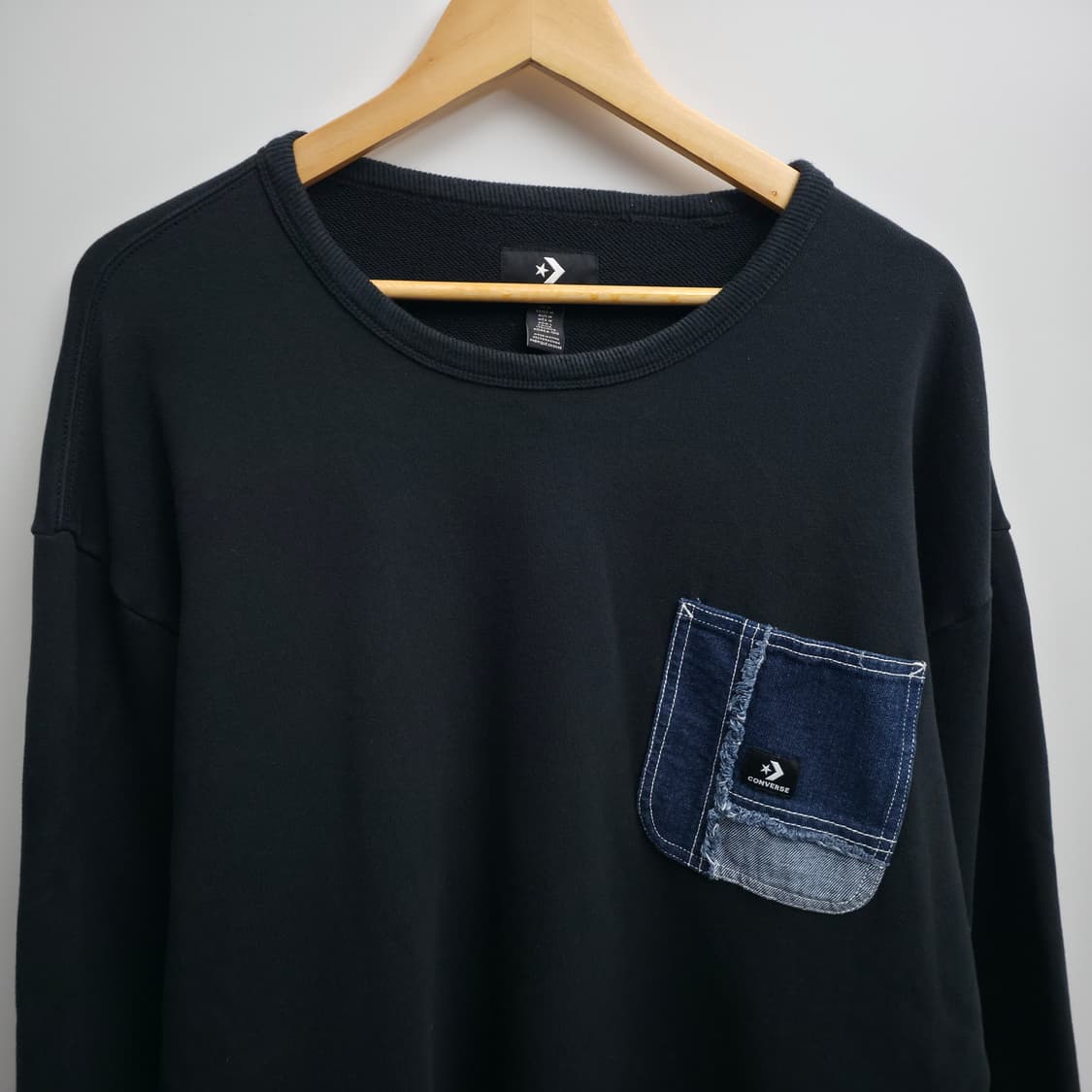 [L] 컨버스 데님 포켓 맨투맨 블랙 상품이미지2