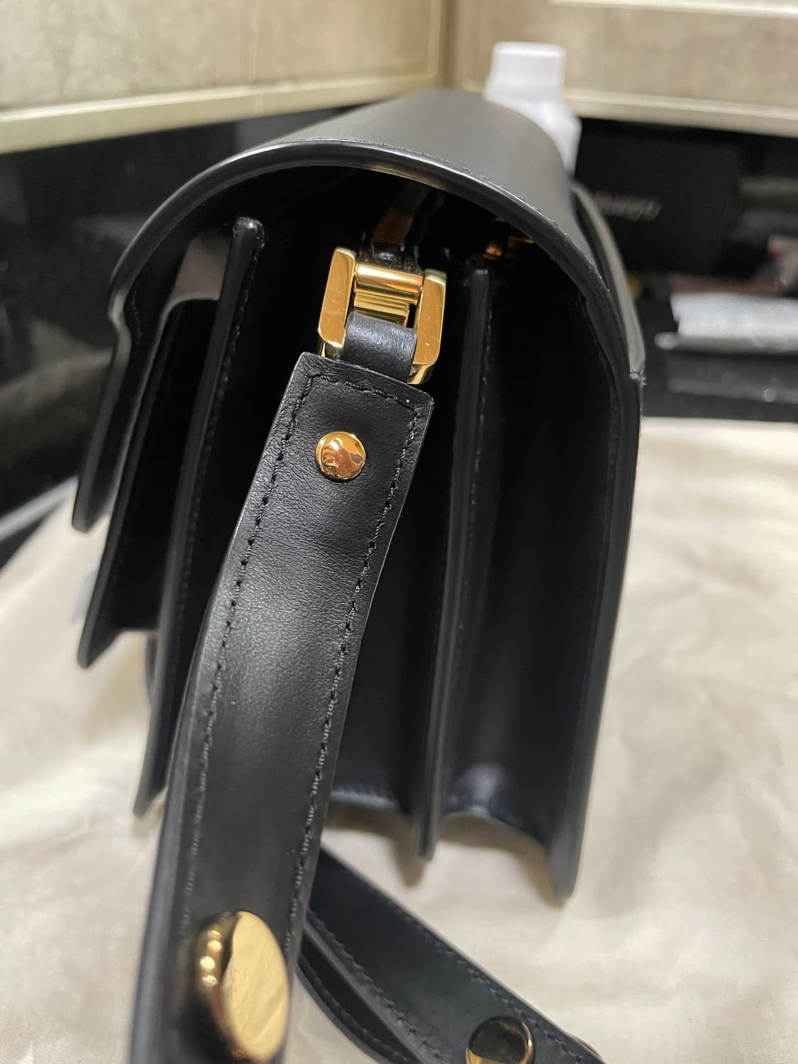 마르니 블랙 카프스킨 트렁크 미디엄 숄더백 상품이미지8