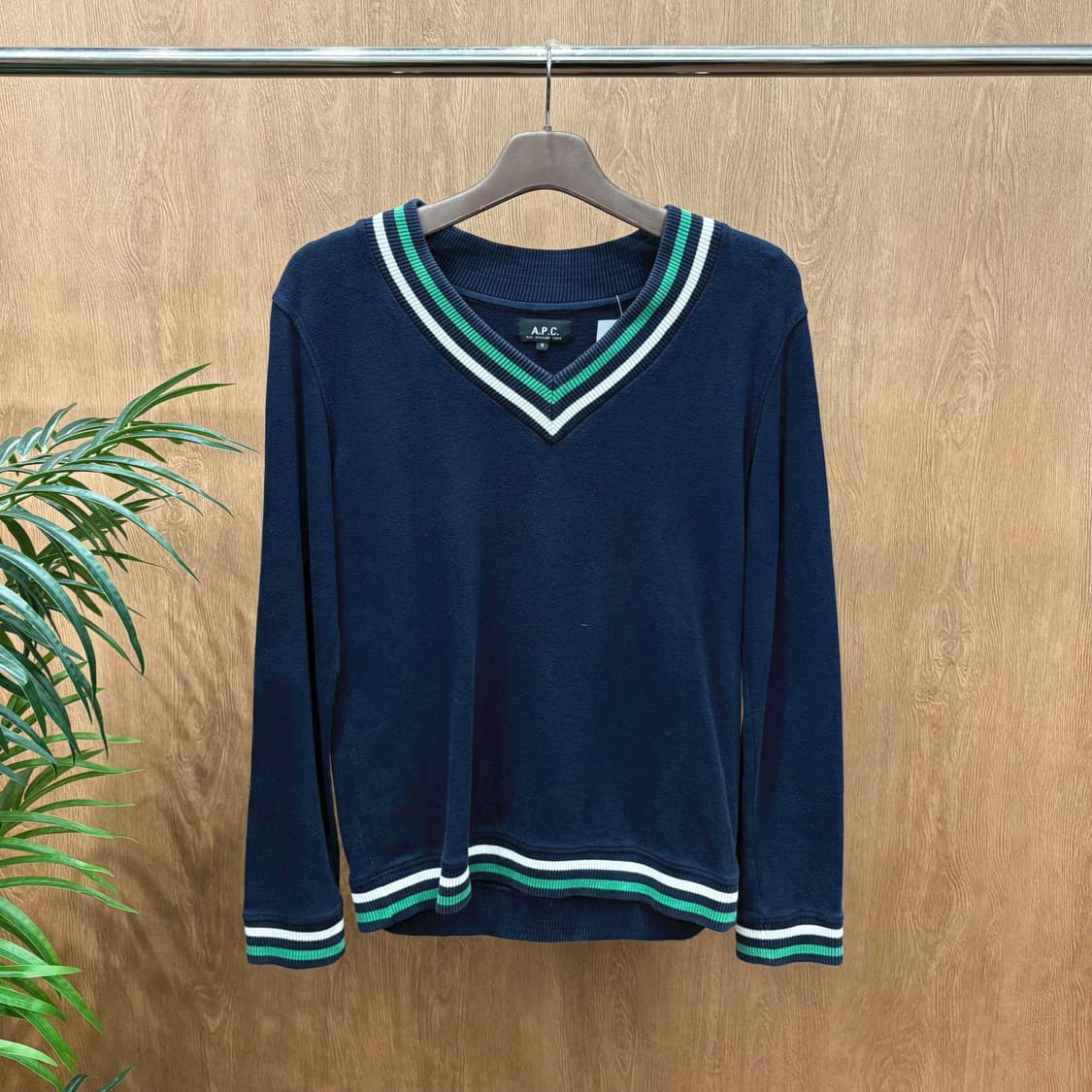 아페쎄 브이넥 코튼 플리스 긴팔 맨투맨 스트라이프 리브 디테일 네이비 상품이미지1