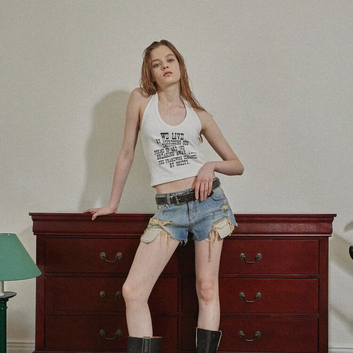 보헤미안서울 빈티지 레터링 홀터 탑  슬리브리스 상품이미지1