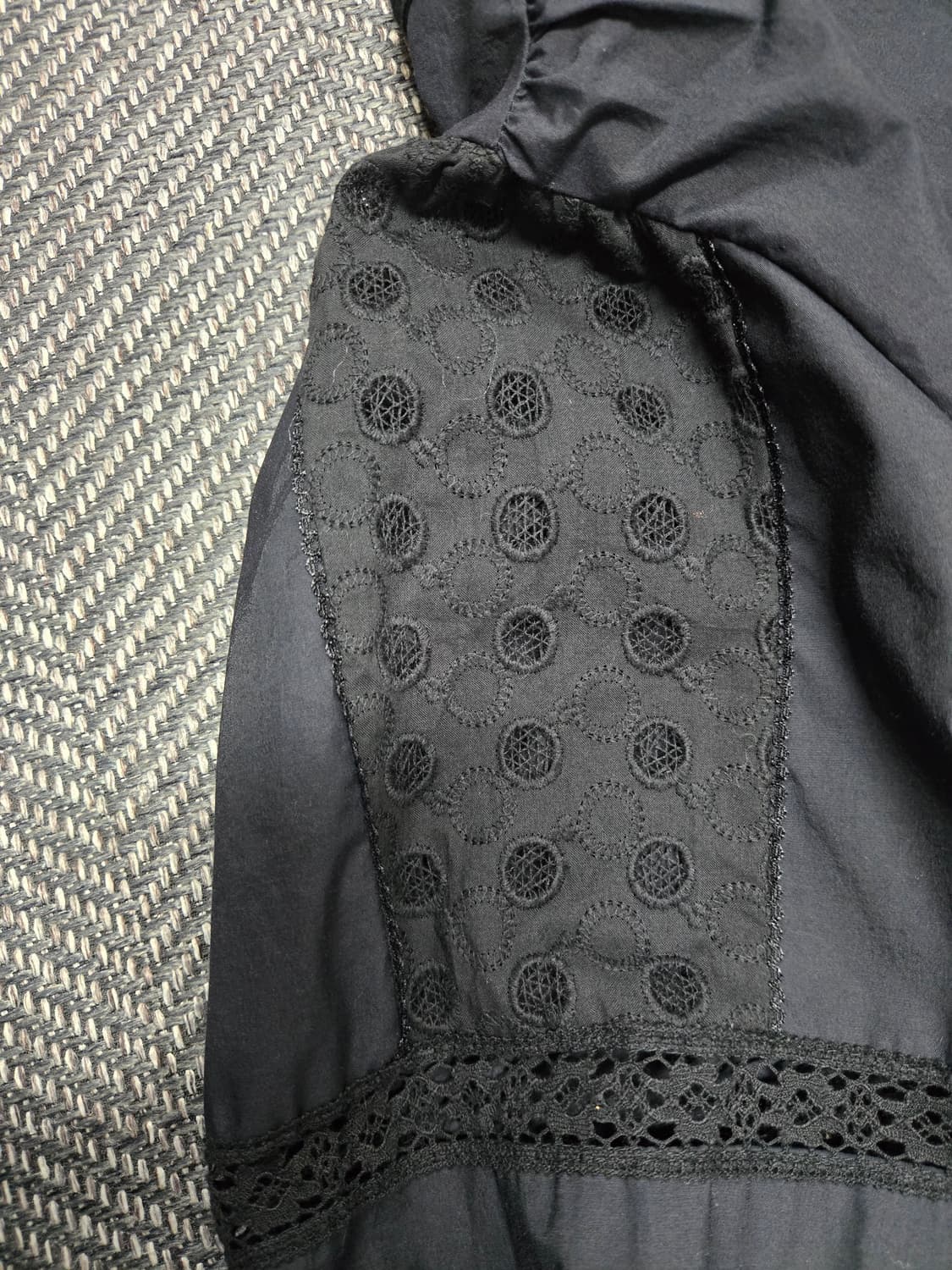 한섬 타임 TIME 블랙 레이스 펀칭 블라우스 상품이미지3