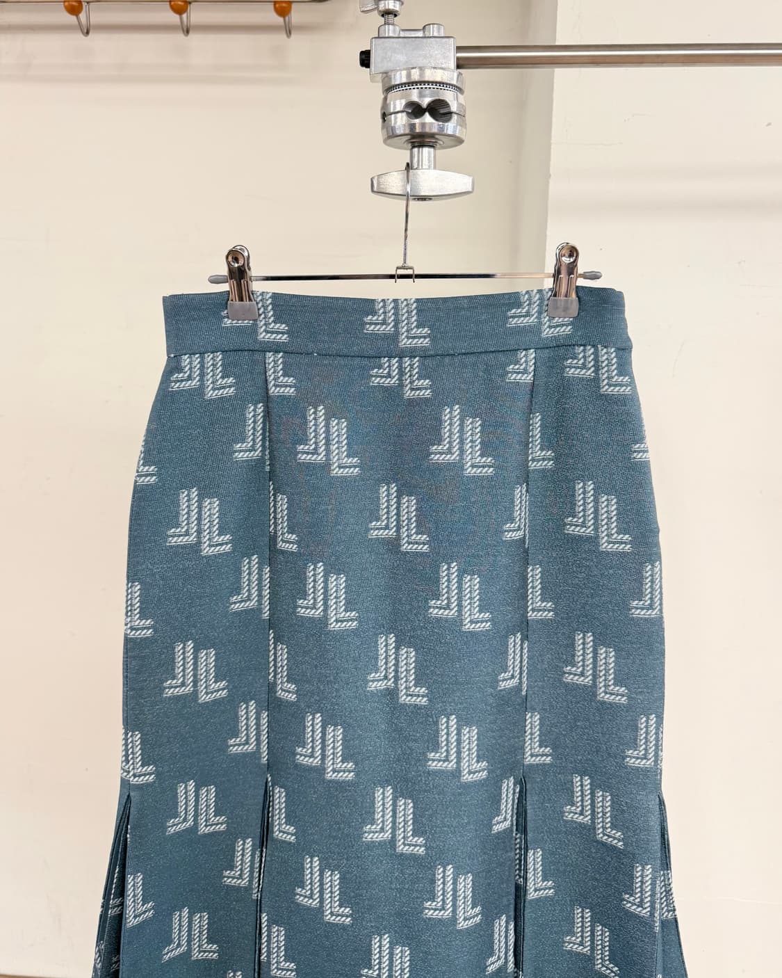 랑방 블루 로고 핀턱 미디스커트 상품이미지2