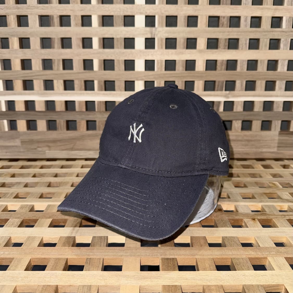 뉴에라 뉴욕 양키스 스몰로고 차콜 캡 상품이미지1