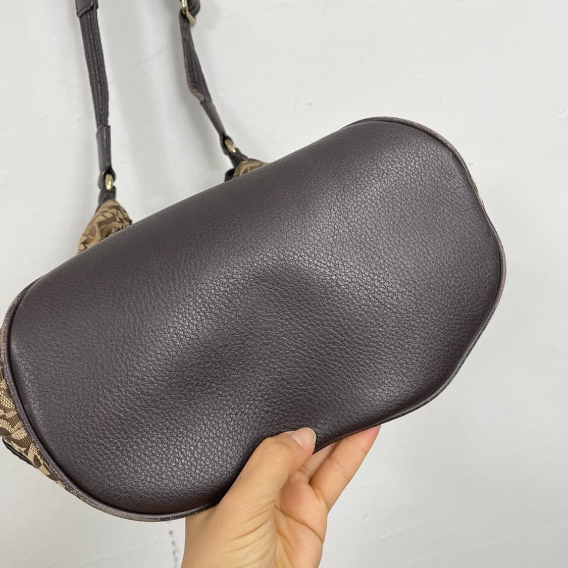 아이그너 AIGNER 브라운 모노그램 가죽 호보백 상품이미지8