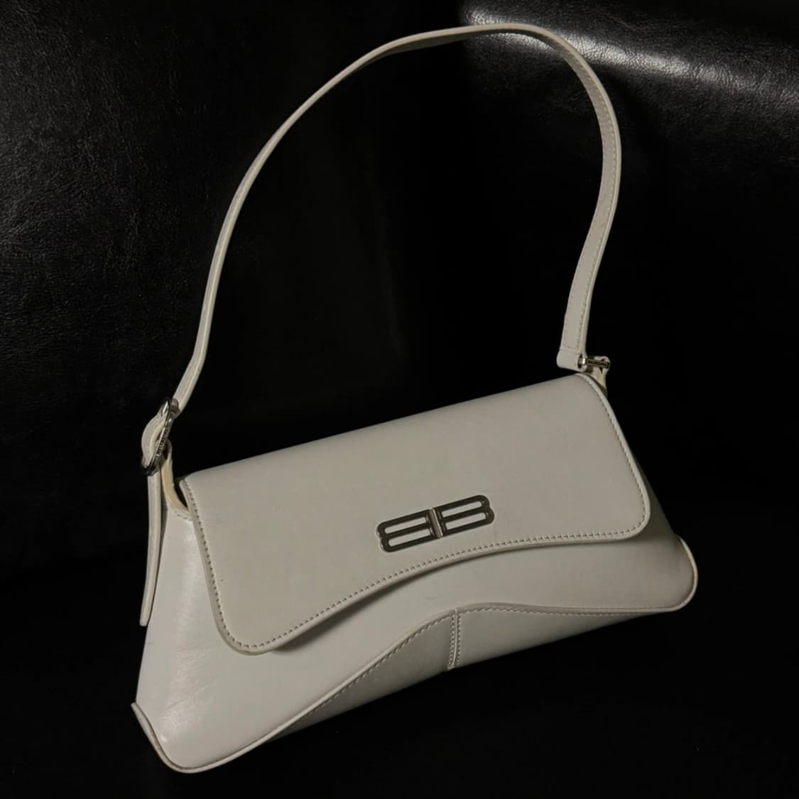 발렌시아가 BB로고 화이트 숄더백 상품이미지1