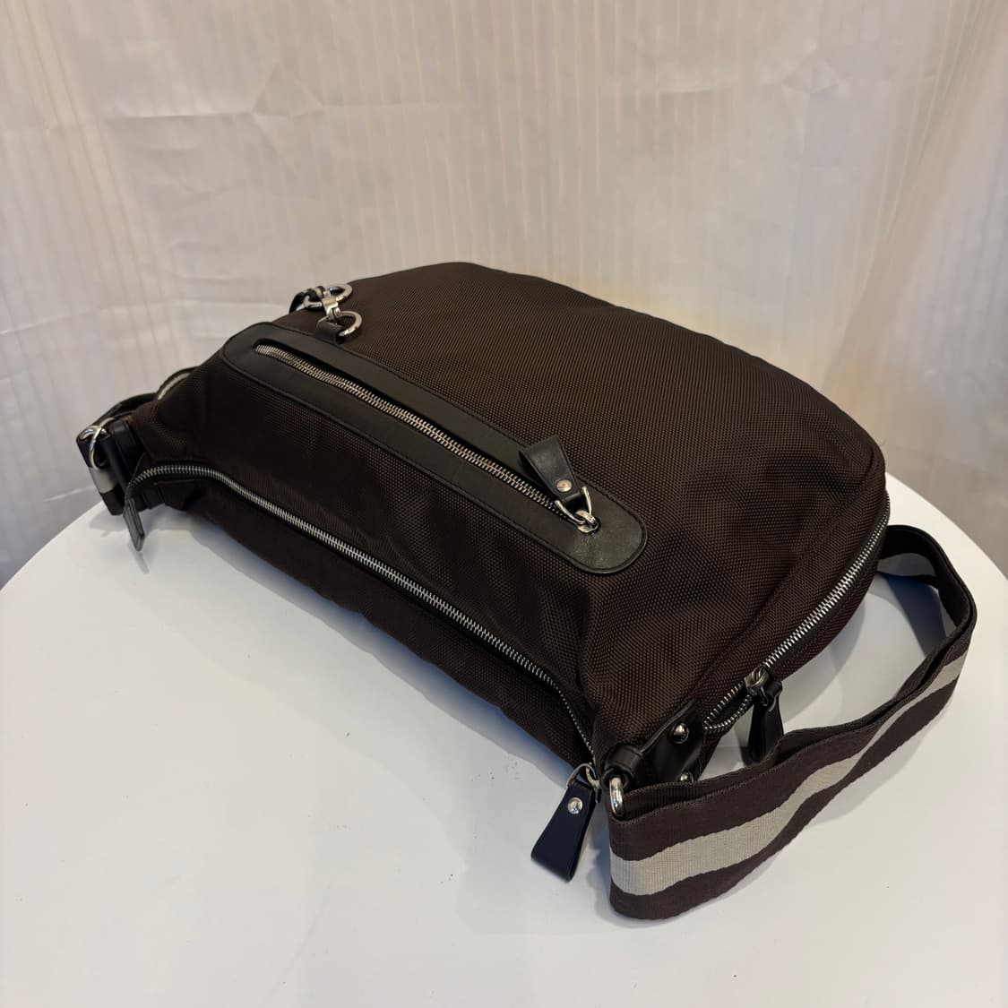 정품 발리 브라운 삼선 크로스백     상품이미지5