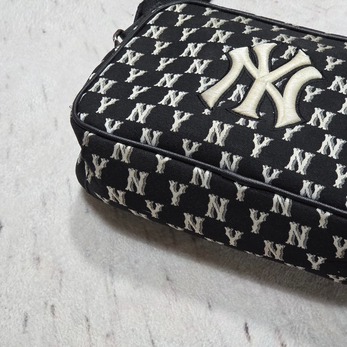 엠엘비 뉴욕 양키스 모노그램 크로스백 상품이미지4