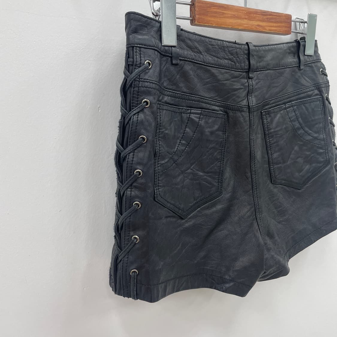 풀 램스킨 사이드 레이스업 숏 팬츠 가죽 반바지 상품이미지5