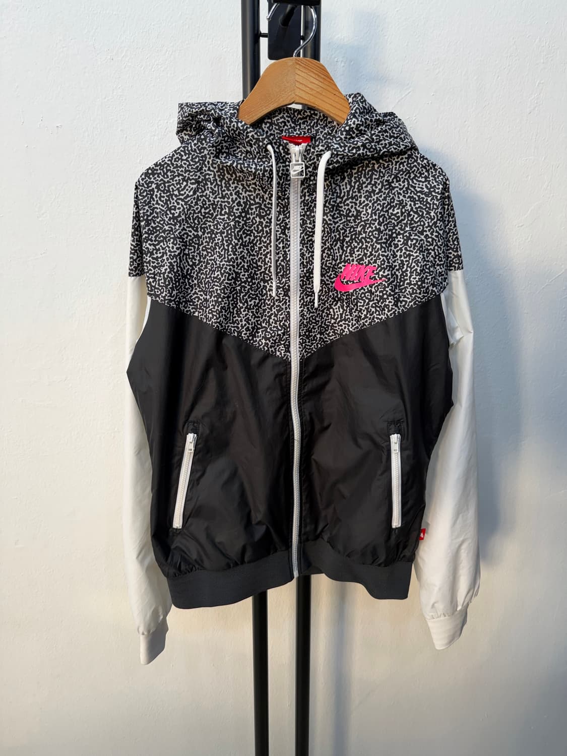 정품) 나이키 여성 핑크로고 바람막이 L 상품이미지1