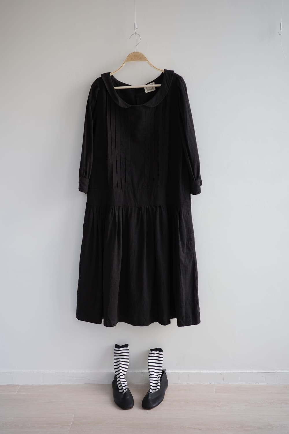 le ciel 
• 블랙 린넨 둥근카라 핀턱 주름 롱 원피스 상품이미지1